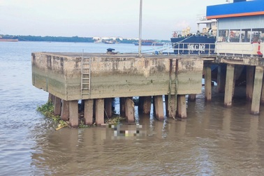 Thi thể nam giới trôi sông tại cầu tàu kho xăng dầu ở TPHCM