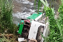 Xe khách lao xuống vực trên đèo Lò xo, 3 người chết, 18 người bị thương