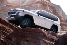 Toyota tạm dừng nhận đặt cọc Alphard và Land Cruiser tại Nhật