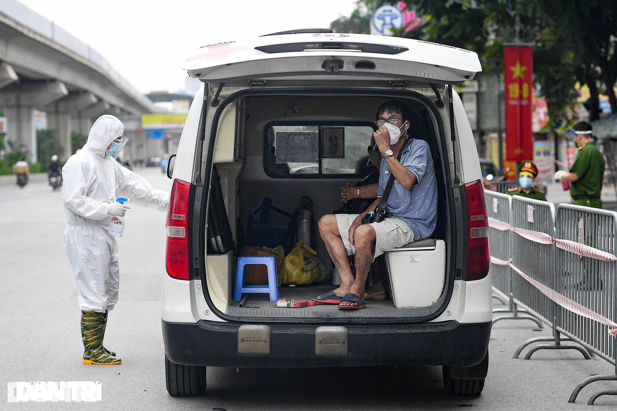 Hà Nội: Đi từng ngõ, gõ từng nhà tiếp tế cho ổ dịch quận Thanh Xuân - 17 Hà Nội: Đi từng ngõ, gõ từng nhà tiếp tế cho ổ dịch quận Thanh Xuân - 17
