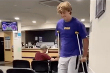 Cổ động viên nhập viện, phải chống nạng đi lại vì thách võ sĩ đá vào chân