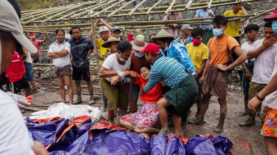 Thi thể nằm la liệt sau khi “sóng thần” bùn ập xuống mỏ ngọc Myanmar - 1 Thi thể nằm la liệt sau khi “sóng thần” bùn ập xuống mỏ ngọc Myanmar - 1