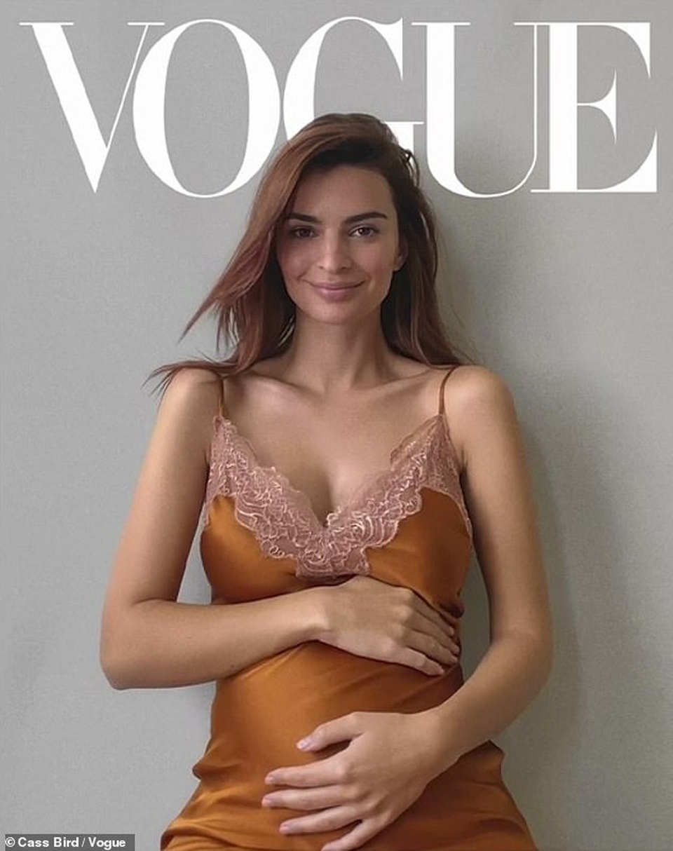 Emily Ratajkowski mặc váy cắt xẻ táo bạo khoe bụng bầu - 8 Emily Ratajkowski mặc váy cắt xẻ táo bạo khoe bụng bầu - 8