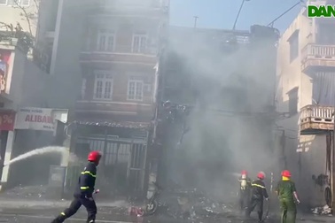 Cháy rụi shop áo quần khu trung tâm TP Huế giữa trời nóng 40 độ