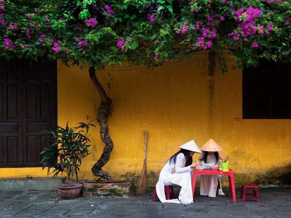 Khách Tây thích thú chốt đơn dịch vụ may đo quần áo thần tốc ở Hội An - 1 Khách Tây thích thú chốt đơn dịch vụ may đo quần áo thần tốc ở Hội An - 1