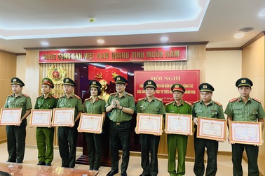 Khen thưởng lực lượng phá án 2 vụ cưỡng đoạt tiền tỉ của lãnh đạo huyện