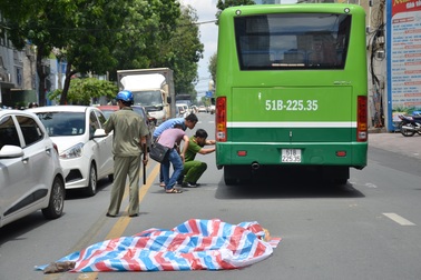 Ngồi sau xe ôm ngã xuống đường, người phụ nữ bị xe buýt cán chết