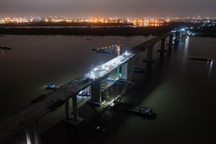 Xuyên đêm thi công cây cầu lớn nhất Vành đai 3 TPHCM