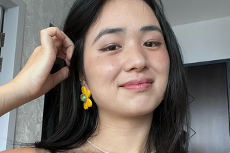 Cô gái Trung Quốc ngỡ ngàng khi được người lạ ở Việt Nam mua tặng đồ