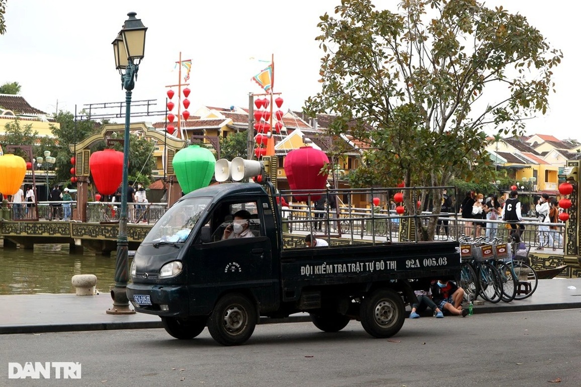 Du khách tấp nập đến phố cổ Hội An vui chơi ngày đầu nghỉ Tết Dương lịch - 12