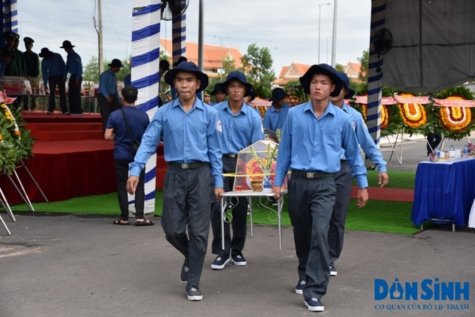 UBND tỉnh Long An đón nhận 122 hài cốt liệt sĩ quân tình nguyện và chuyên gia Việt Nam hy sinh tại Campuchia qua các thời kỳ chiến tranh.
