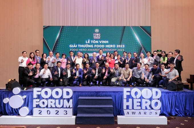 Các đại biểu chúc mừng Giải thưởng vinh danh Food Hero Awards 2023.