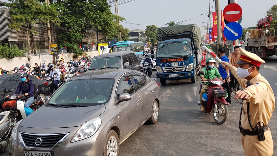 Người dân ùn ùn trở lại Hà Nội, CSGT căng mình giữ đường thông suốt - 8 Người dân ùn ùn trở lại Hà Nội, CSGT căng mình giữ đường thông suốt - 8