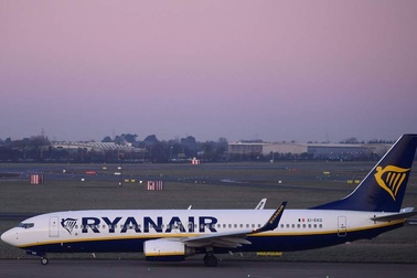 Bị trễ chuyến, du khách nam chạy đuổi theo máy bay yêu cầu phi công mở cửa