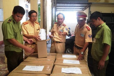 Bắt giữ xe khách chở 3 kg thuốc nổ cùng nhiều linh kiện súng