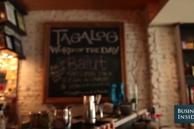 Xem cách người nước ngoài phản ứng khi ăn trứng vịt lộn