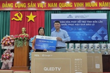 Hòa Phát hỗ trợ sửa chữa thiết bị điện lạnh cho người dân vùng lũ