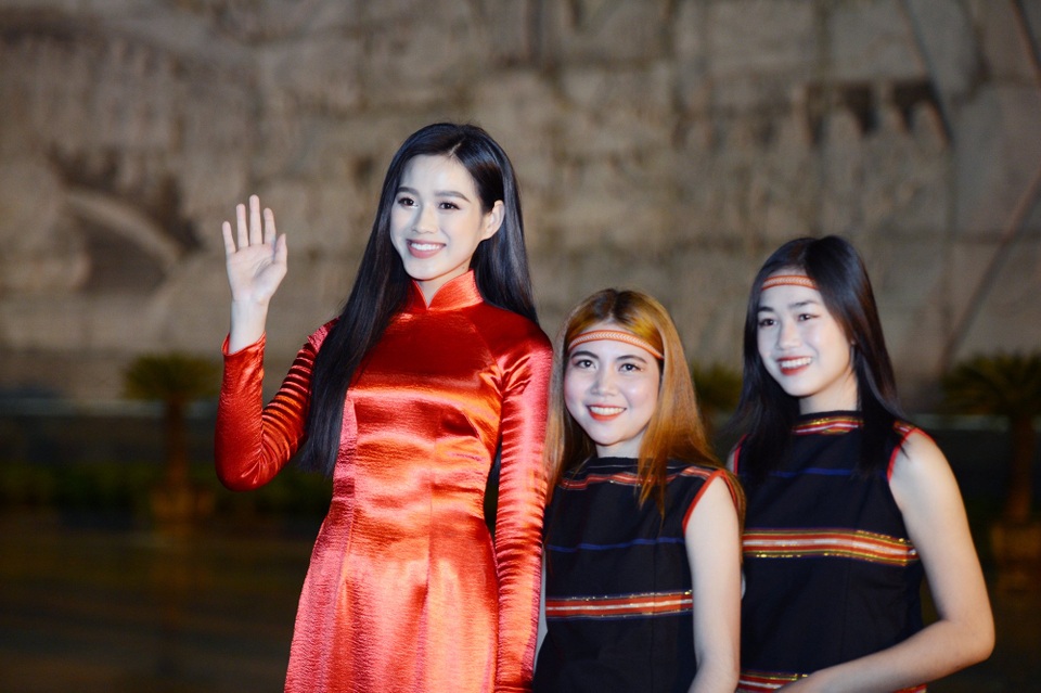 Hoa hậu Đỗ Thị Hà xinh đẹp rạng rỡ bên cầu thủ Xuân Trường, Văn Toàn - 5 Hoa hậu Đỗ Thị Hà xinh đẹp rạng rỡ bên cầu thủ Xuân Trường, Văn Toàn - 5