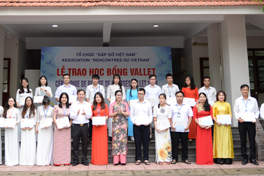 Hàng trăm suất học bổng Vallet đến với học sinh, sinh viên giỏi ở Nghệ An