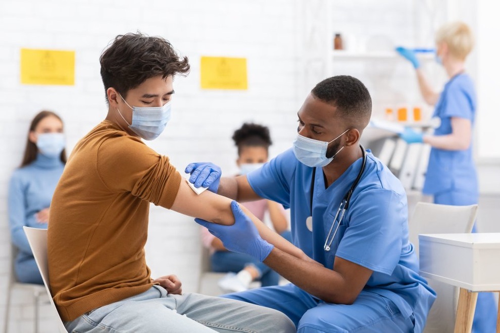 Các hãng dược sắp tung vũ khí vaccine chặn siêu biến chủng Omicron - 1 Các hãng dược sắp tung vũ khí vaccine chặn siêu biến chủng Omicron - 1