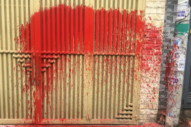 Tạt sơn nhà vợ cũ con nợ để đòi 200 triệu đồng ở TPHCM