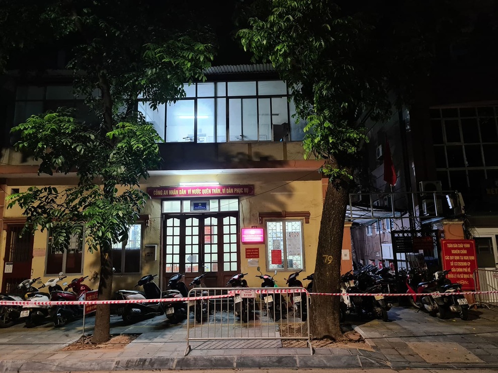 Hà Nội phong tỏa tạm thời trụ sở Công an phường Lê Đại Hành - 1 Hà Nội phong tỏa tạm thời trụ sở Công an phường Lê Đại Hành - 1