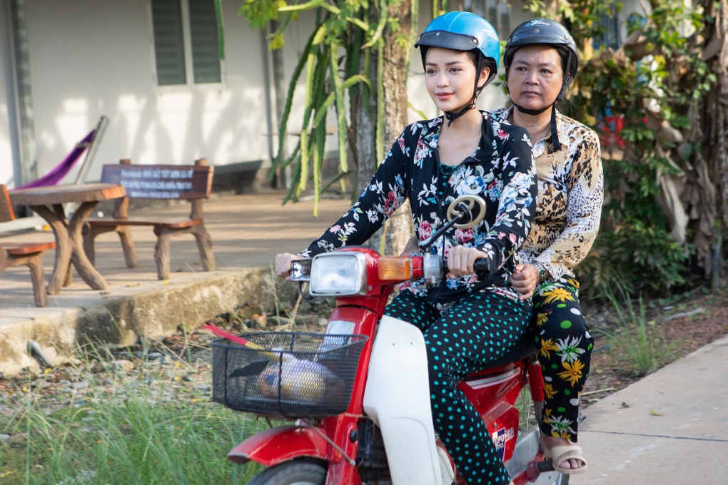 Khán giả xúc động với hình ảnh hiếm hoi mẹ Hoa hậu Ngọc Châu trang điểm - 6 Khán giả xúc động với hình ảnh hiếm hoi mẹ Hoa hậu Ngọc Châu trang điểm - 6