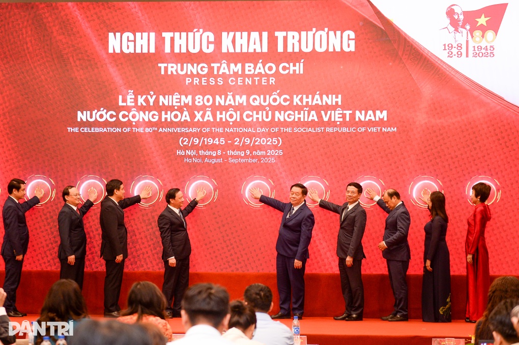 Khai trương Trung tâm Báo chí và phát hành bộ tem đặc biệt dịp Quốc khánh - 2 Khai trương Trung tâm Báo chí và phát hành bộ tem đặc biệt dịp Quốc khánh - 2