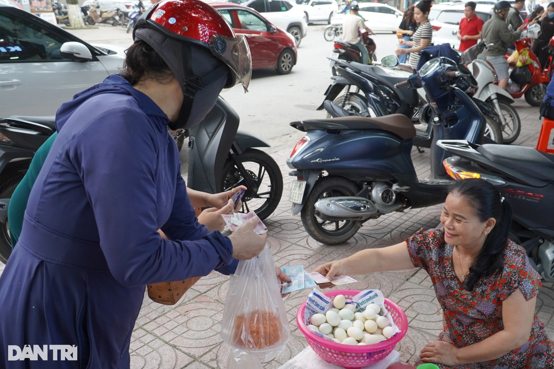 Bà bán xôi tam sên lãi 9 triệu đồng trong sáng ngày vía Thần Tài - 4 Bà bán xôi tam sên lãi 9 triệu đồng trong sáng ngày vía Thần Tài - 4