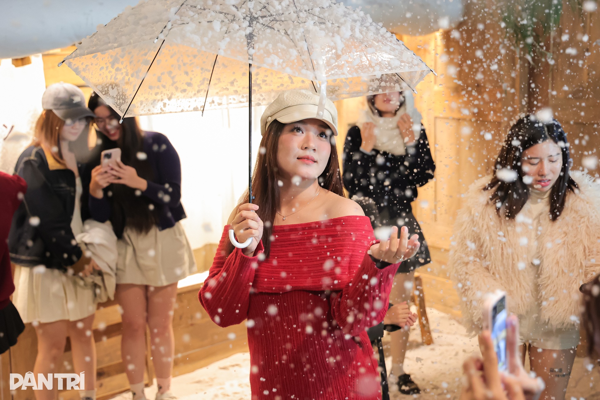 Chi trăm triệu đồng làm tuyết nhân tạo, quán cà phê Hà Nội chật kín khách - 4 Chi trăm triệu đồng làm tuyết nhân tạo, quán cà phê Hà Nội chật kín khách - 4