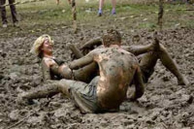 Đấu vật “nude” trong bùn