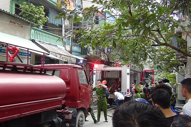 Hà Nội: Cháy kho chứa hóa chất, lan sang một nhà dân