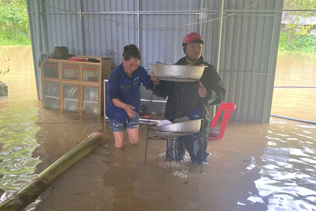 Nước lũ dâng cao, nhiều nơi bị chia cắt khi bão Bualoi chưa vào - 5 Nước lũ dâng cao, nhiều nơi bị chia cắt khi bão Bualoi chưa vào - 5