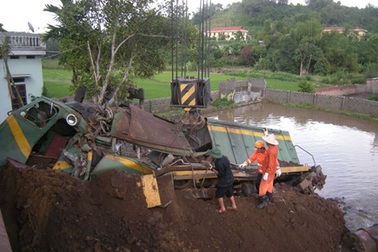 Khởi tố 5 bị can trong vụ lật tàu chở quặng