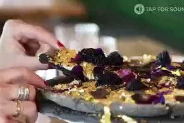 Chiếc bánh pizza phủ vàng 24 cara