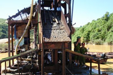 “Vàng tặc” lại tấn công sông Bồ