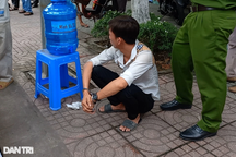 Tài xế không bằng lái liên tục thông chốt, tông một người bị thương