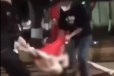 Xác minh việc thiếu nữ bị đánh hội đồng, lột áo tại hoa viên