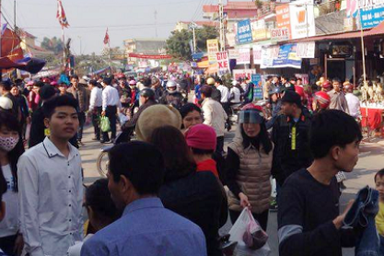 Chưa “mở”, chợ Viềng đã chật cứng người “mua may, bán rủi”