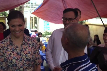 Công chúa Thụy Điển thưởng thức bún bò Nam Bộ tại quán ăn bình dân