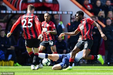 Nhìn lại tình huống Tottenham thất bại vì 2 chiếc thẻ đỏ oan nghiệt