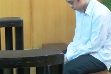 Dùng roi điện cướp xe máy của nhóm "tổ lái"