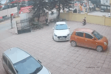 Pha xử lý khó hiểu của tài xế khiến xe Mazda tông cột đèn