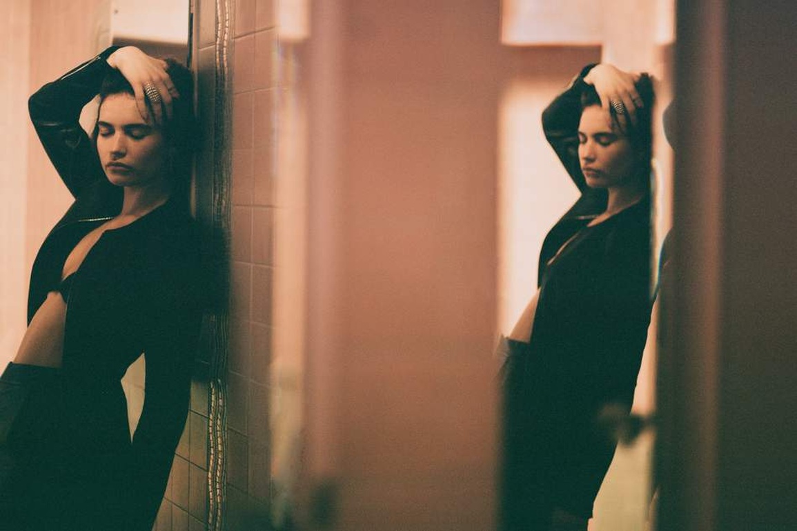 Lily James phấn khích với bộ phim kể về clip nóng đầu tiên bị lộ - 2 Lily James phấn khích với bộ phim kể về clip nóng đầu tiên bị lộ - 2