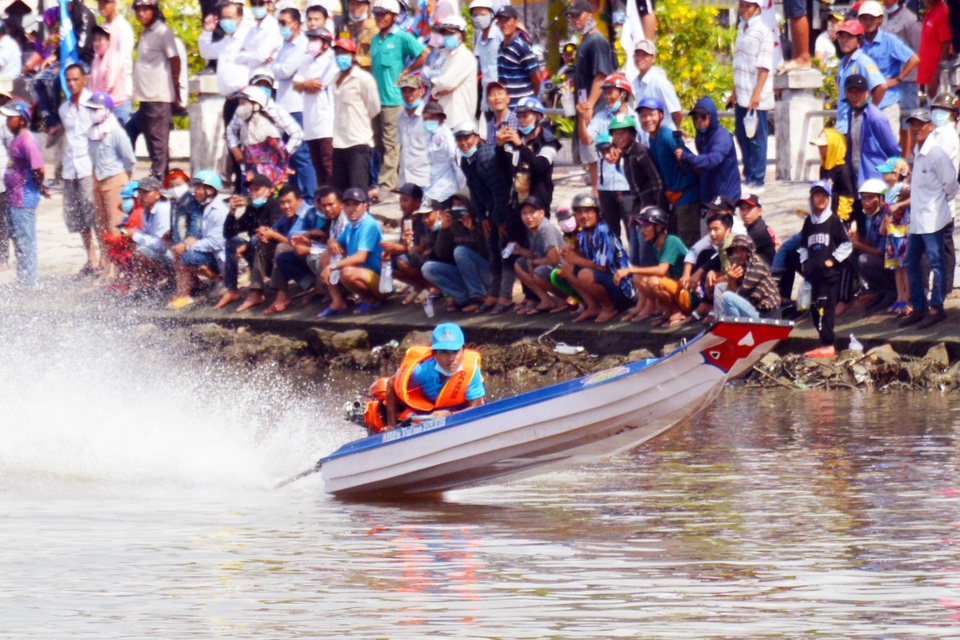 Dân sông nước Cà Mau đua lái vỏ lãi như bay trên nước - 4 Dân sông nước Cà Mau đua lái vỏ lãi như bay trên nước - 4