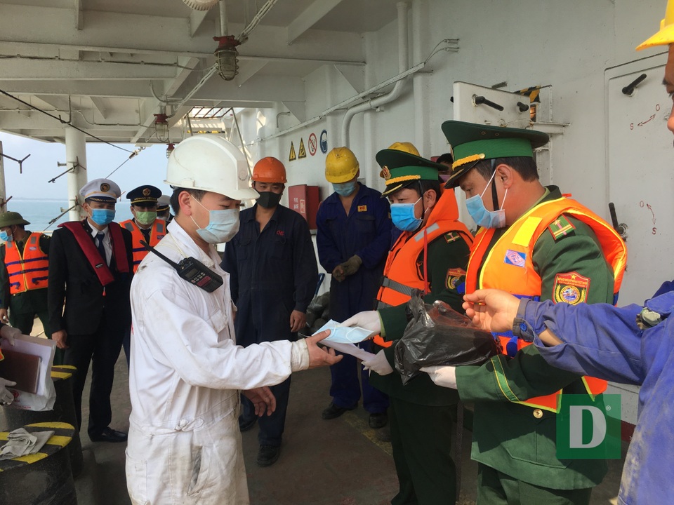 Ngăn chặn nhập bờ 26 thuyền viên Trung Quốc vừa cập cảng Quảng Bình - 4 Ngăn chặn nhập bờ 26 thuyền viên Trung Quốc vừa cập cảng Quảng Bình - 4