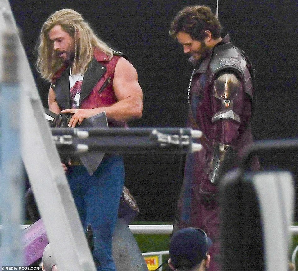 Chris Hemsworth khoe cơ bắp tại trường quay phim Thor - 1 Chris Hemsworth khoe cơ bắp tại trường quay phim Thor - 1