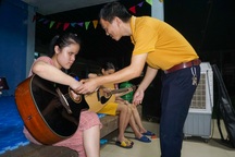 Điều diệu kỳ trong lớp học đàn miễn phí của thầy giáo khuyết tật