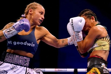 Cựu giáo viên môn Toán trở thành nhà vô địch quyền Anh thế giới