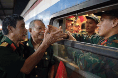 Xúc động khoảnh khắc người dân tiễn các chiến sĩ A80 lên tàu về miền Nam